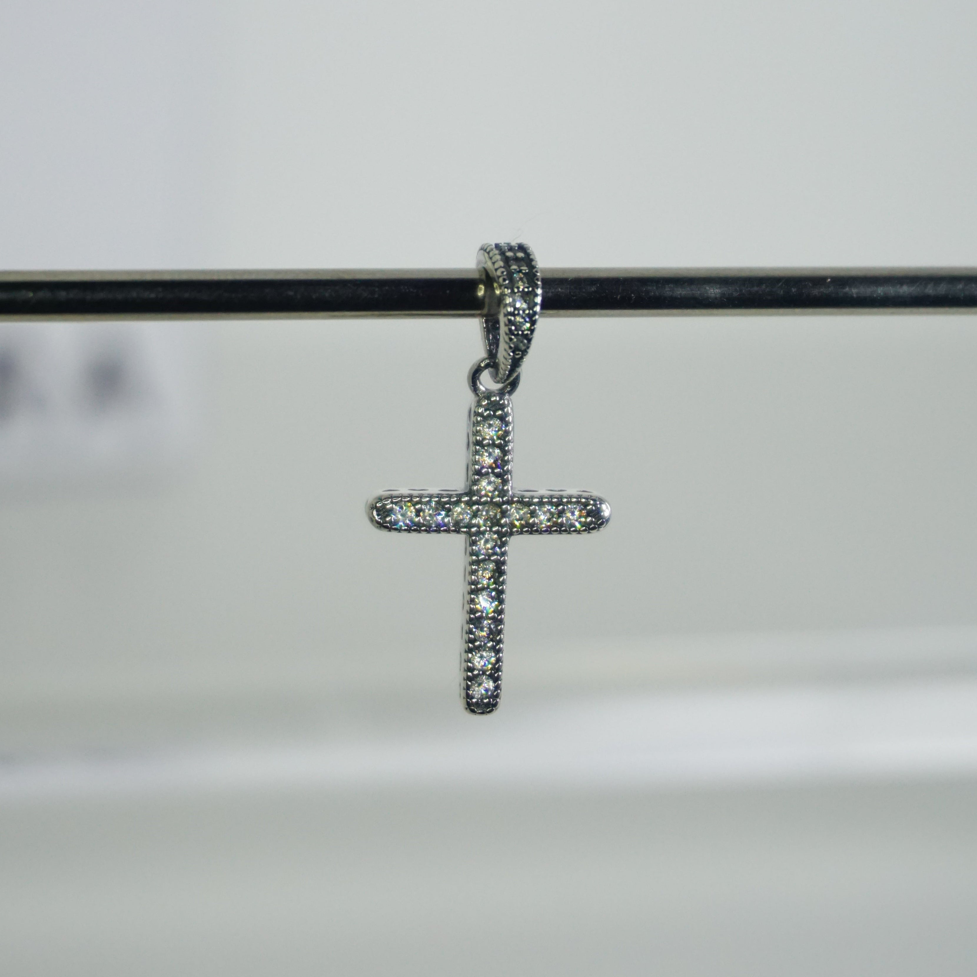 Charm Cruz Brillante