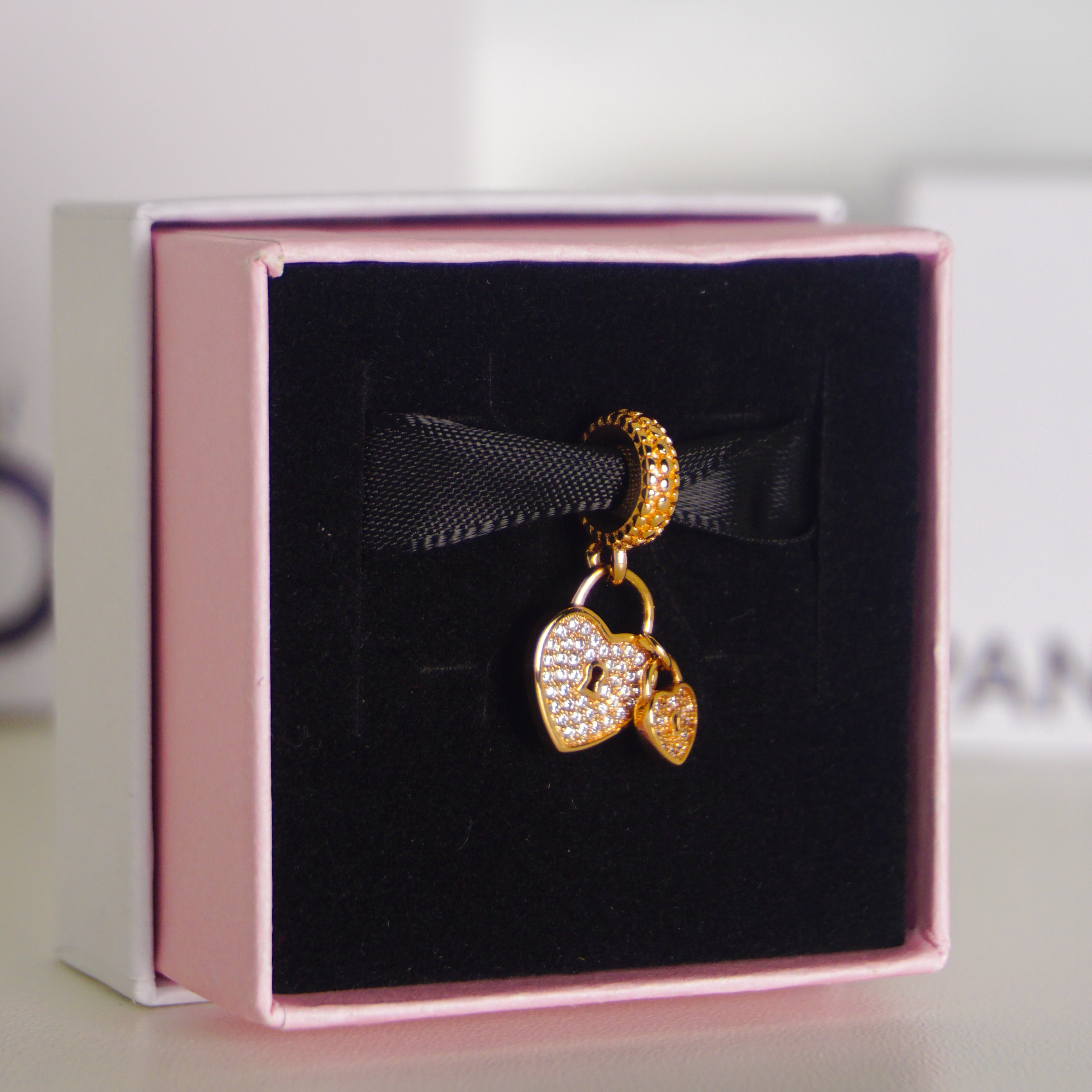 Charm doble Corazón con circonitas