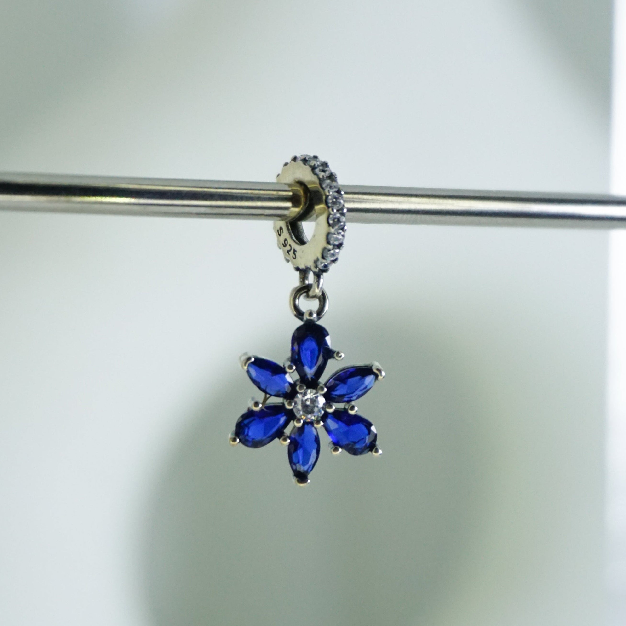 Charm Flor de Cristales Azules